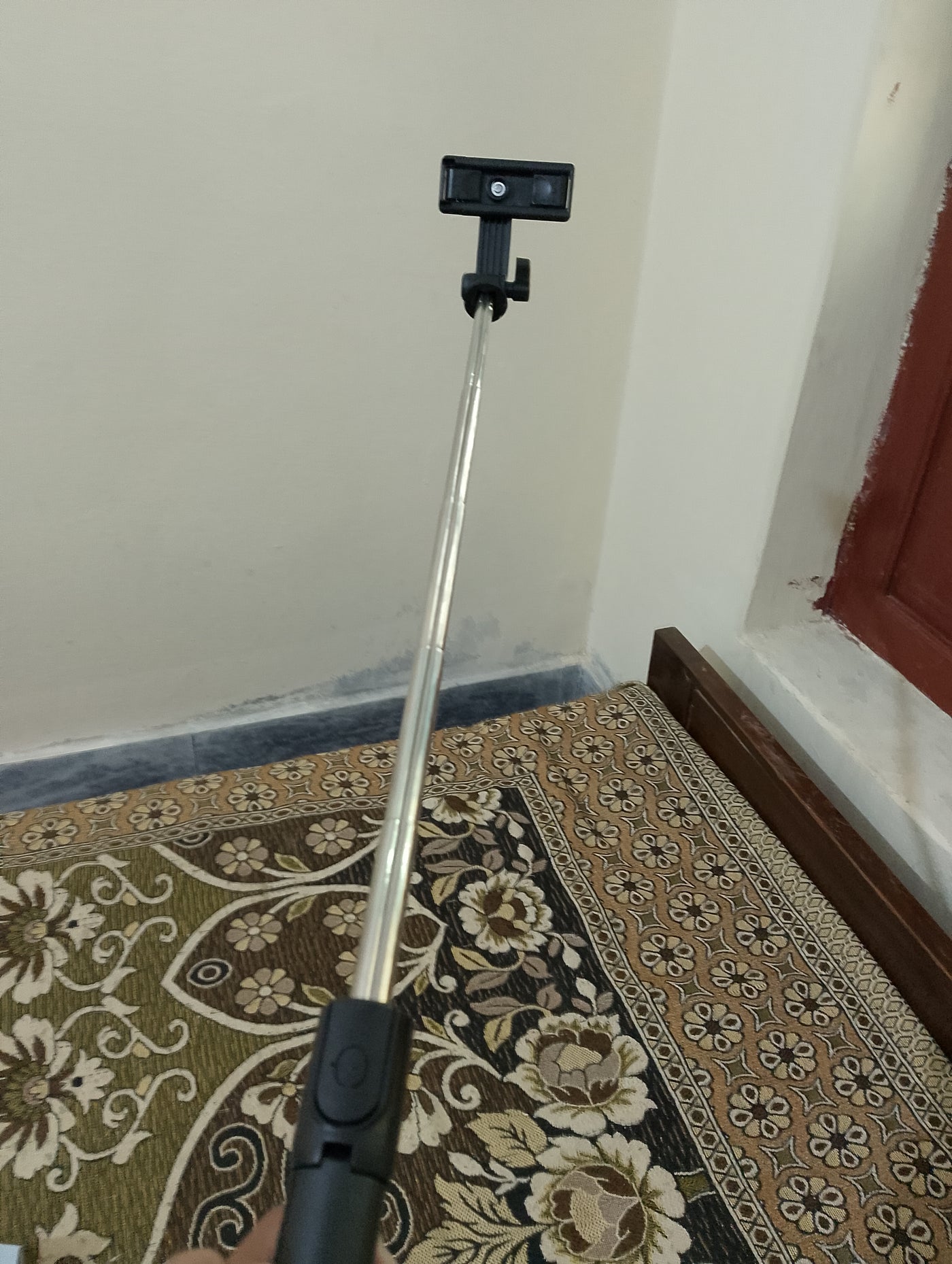Flash Light
The S is a versatile and multifunctional selfie stick that doubles as a tripod. It's designed to provide flexibility for capturing photos,