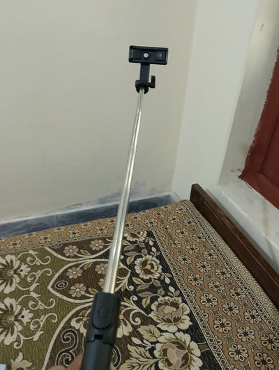 Flash Light
The S is a versatile and multifunctional selfie stick that doubles as a tripod. It's designed to provide flexibility for capturing photos,