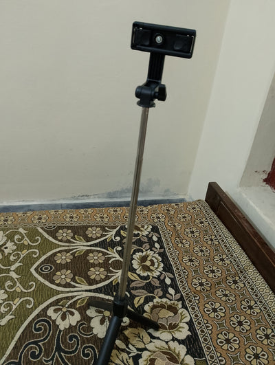 Flash Light
The S is a versatile and multifunctional selfie stick that doubles as a tripod. It's designed to provide flexibility for capturing photos,