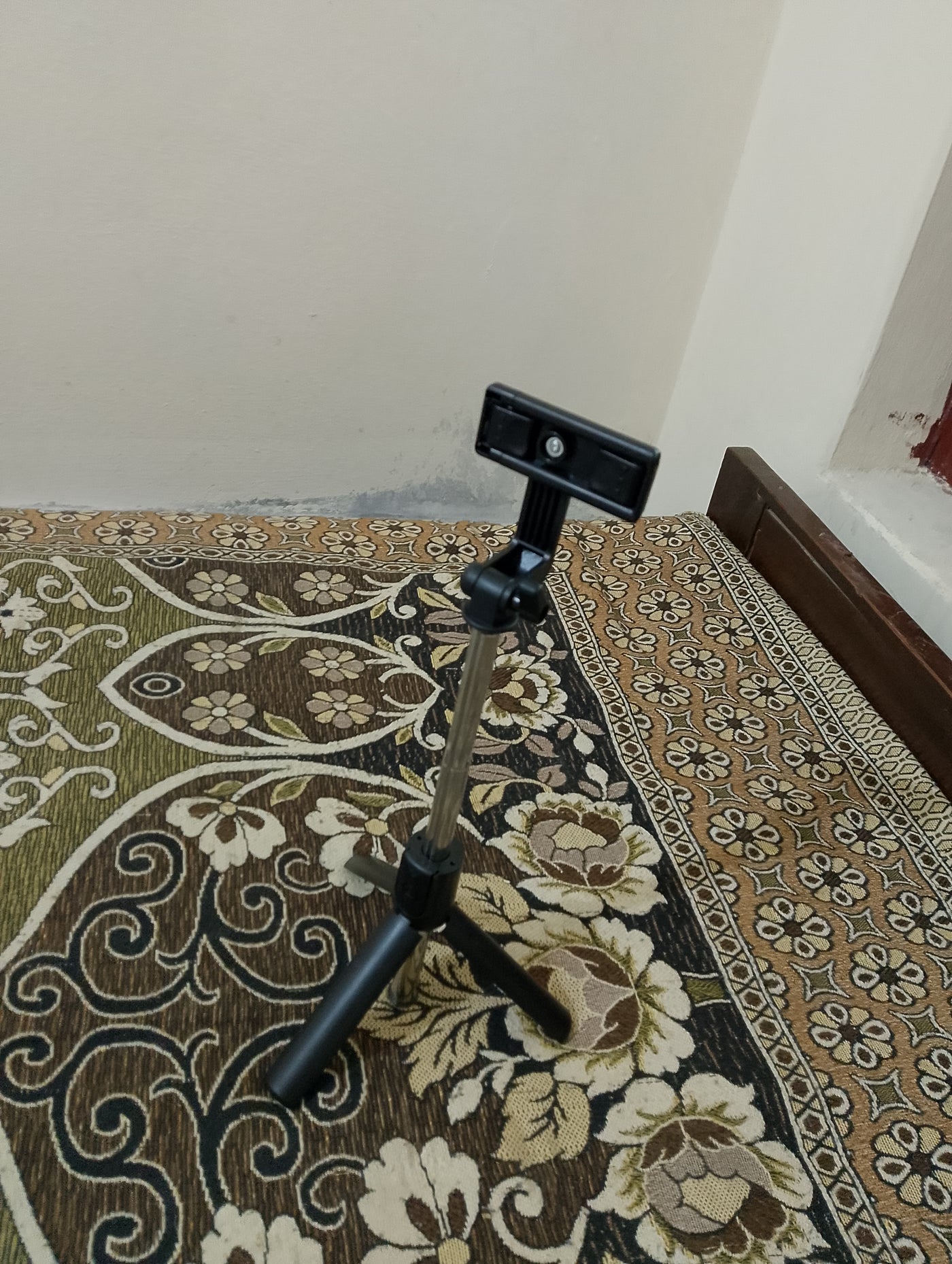 Flash Light
The S is a versatile and multifunctional selfie stick that doubles as a tripod. It's designed to provide flexibility for capturing photos,