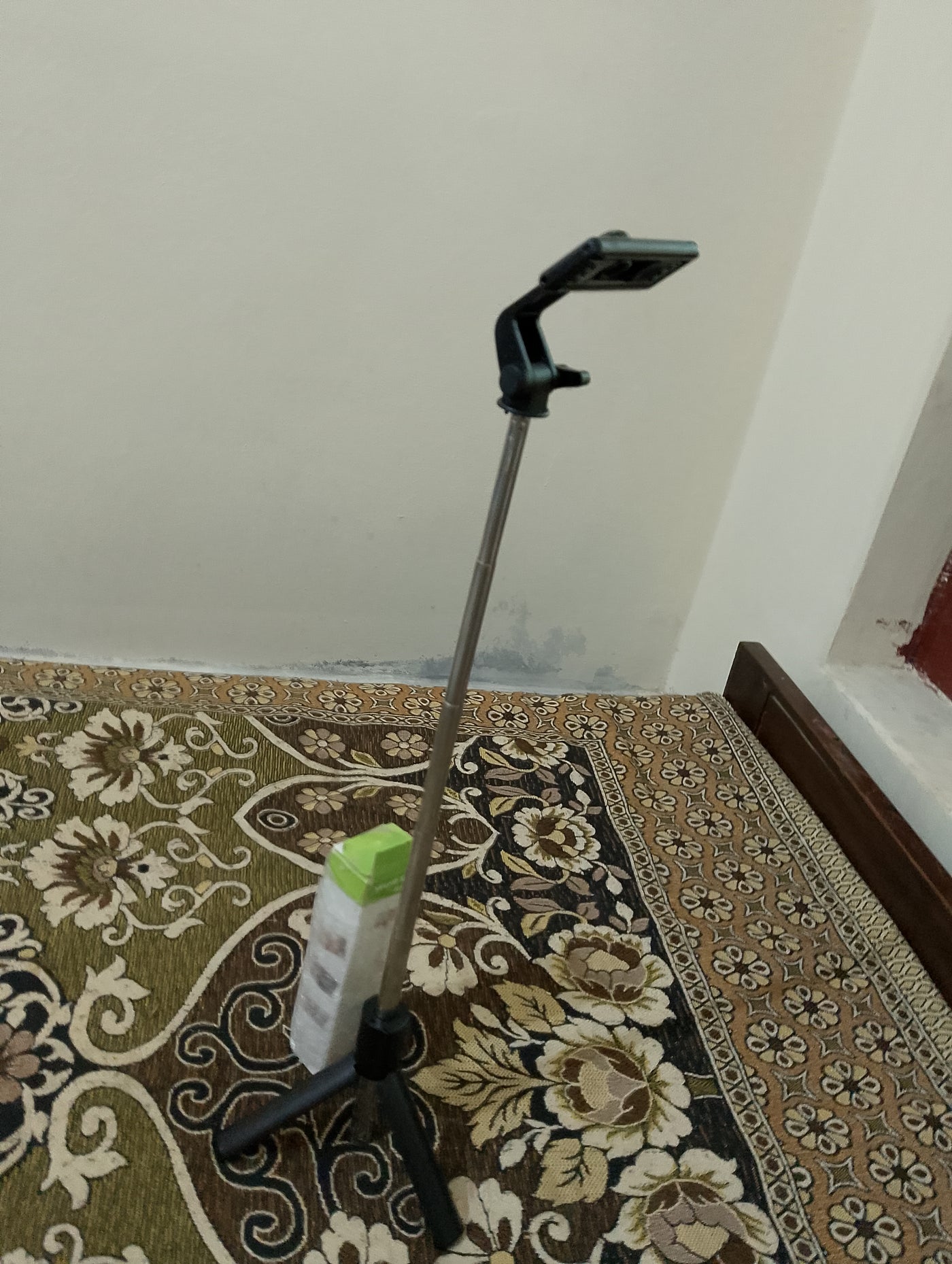 Flash Light
The S is a versatile and multifunctional selfie stick that doubles as a tripod. It's designed to provide flexibility for capturing photos,