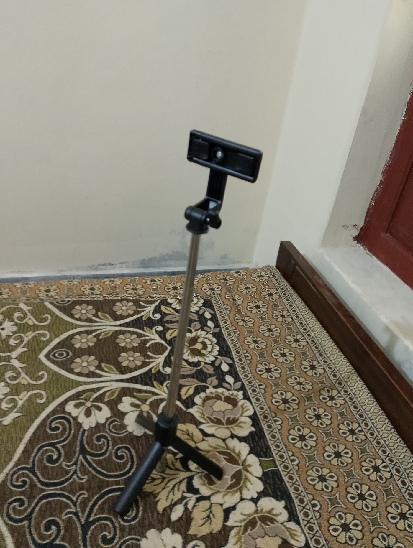 Flash Light
The S is a versatile and multifunctional selfie stick that doubles as a tripod. It's designed to provide flexibility for capturing photos,